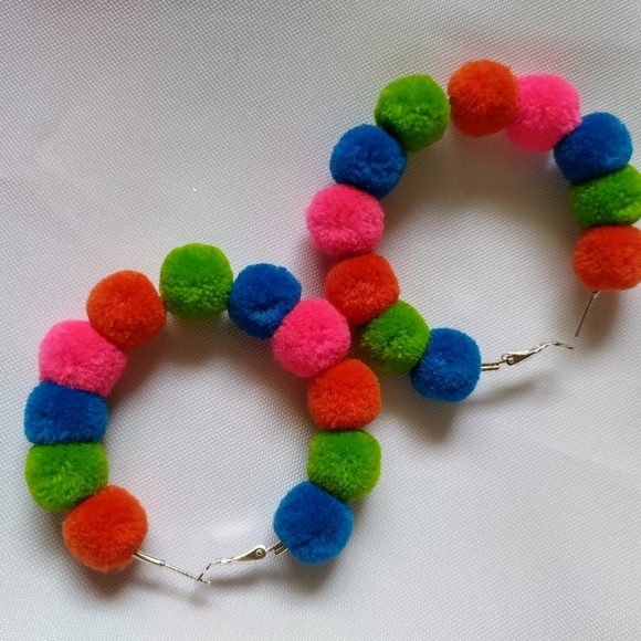 Pom pom hoop earrings - Picture 4 of 4
